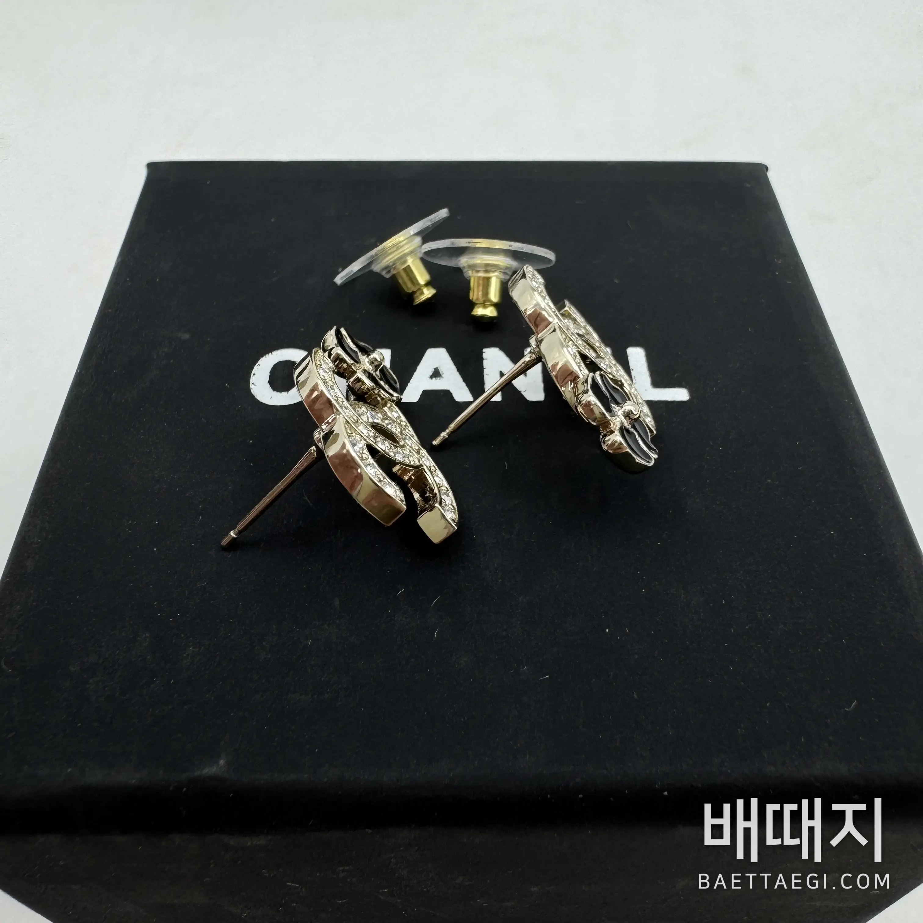 샤넬 더블 C 스와로브스키 크리스탈 카멜리아 귀걸이 검수사진 5