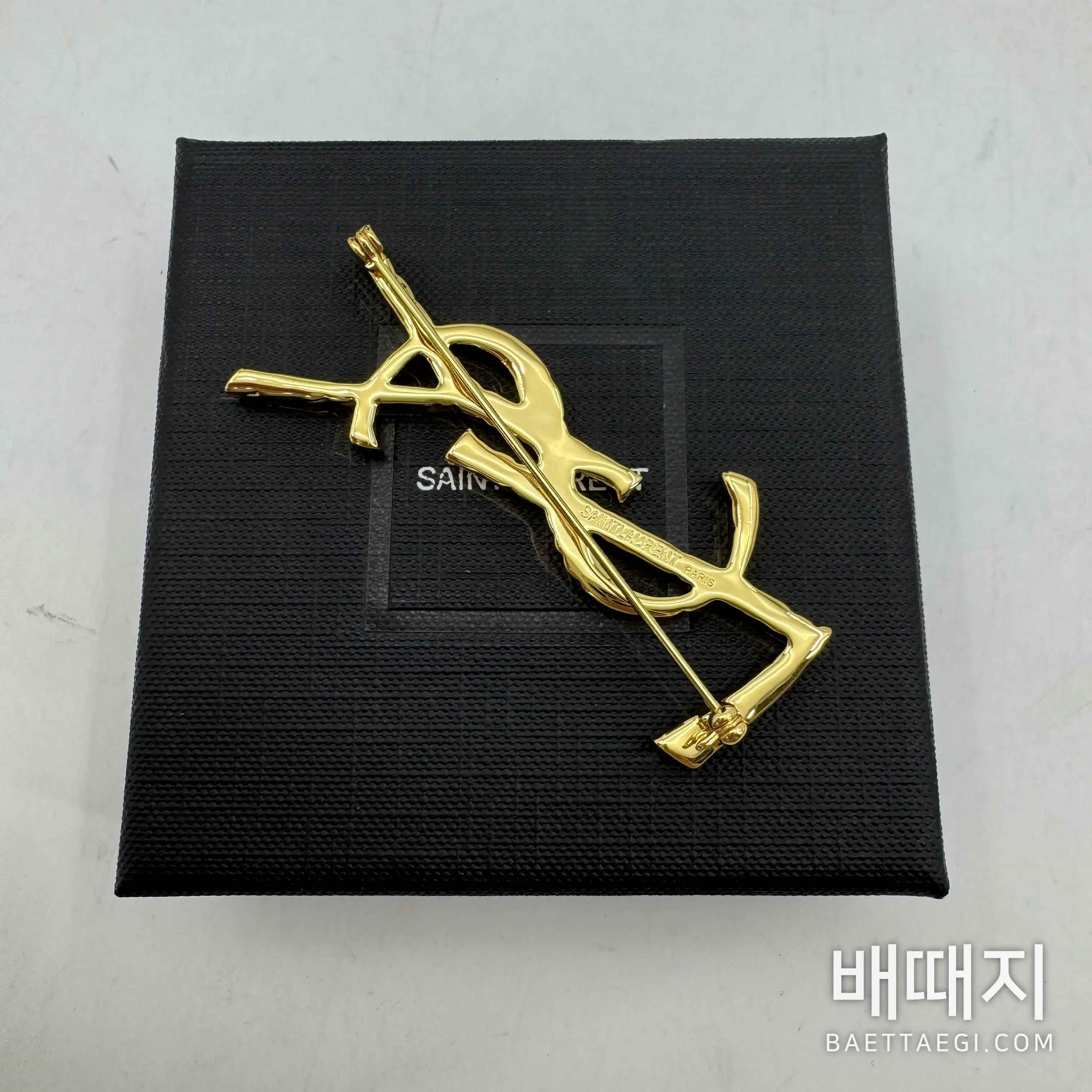 생로랑 리브 디자인 브로치 검수사진 2