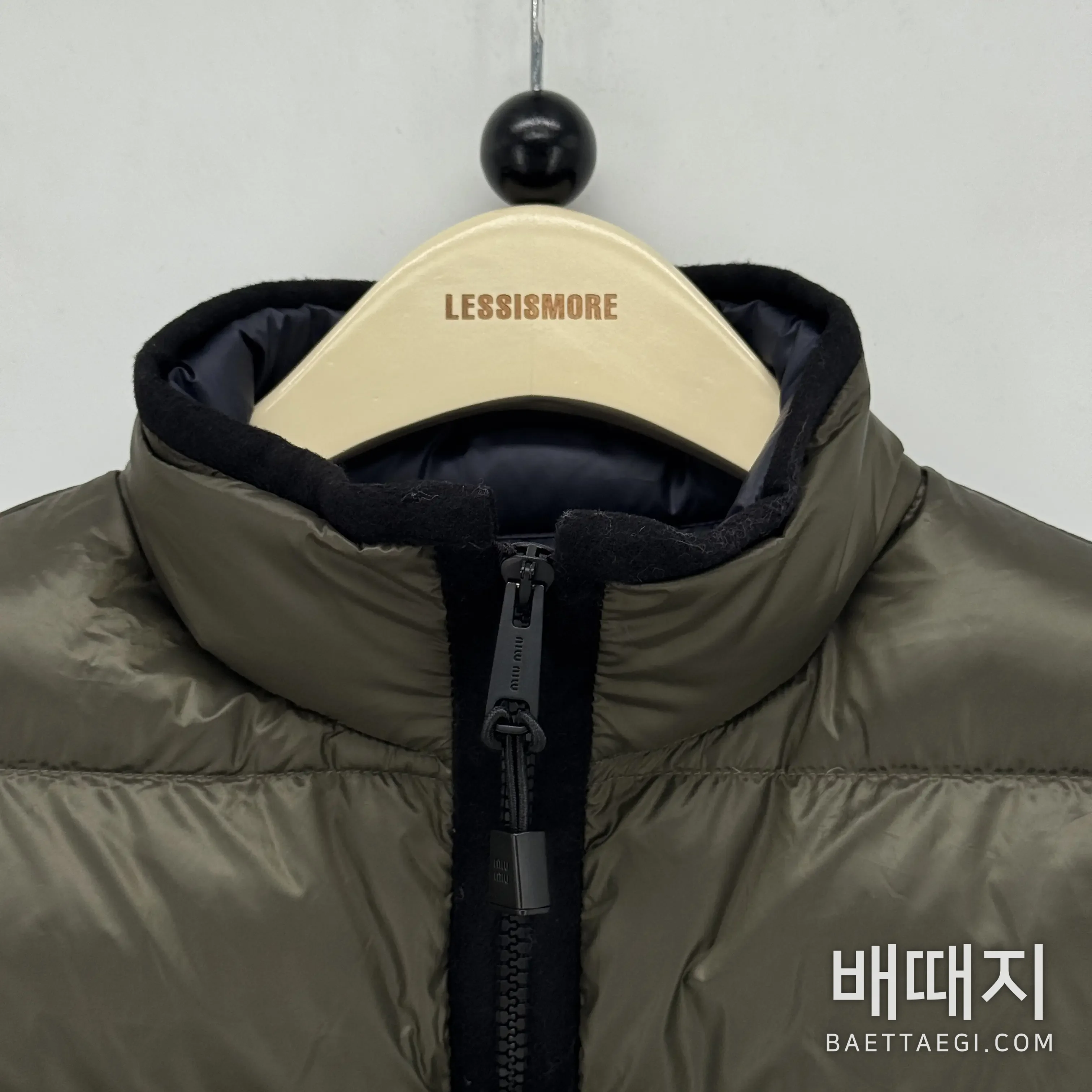 미우미우 로고 레터 다운 조끼 179702 검수사진 4