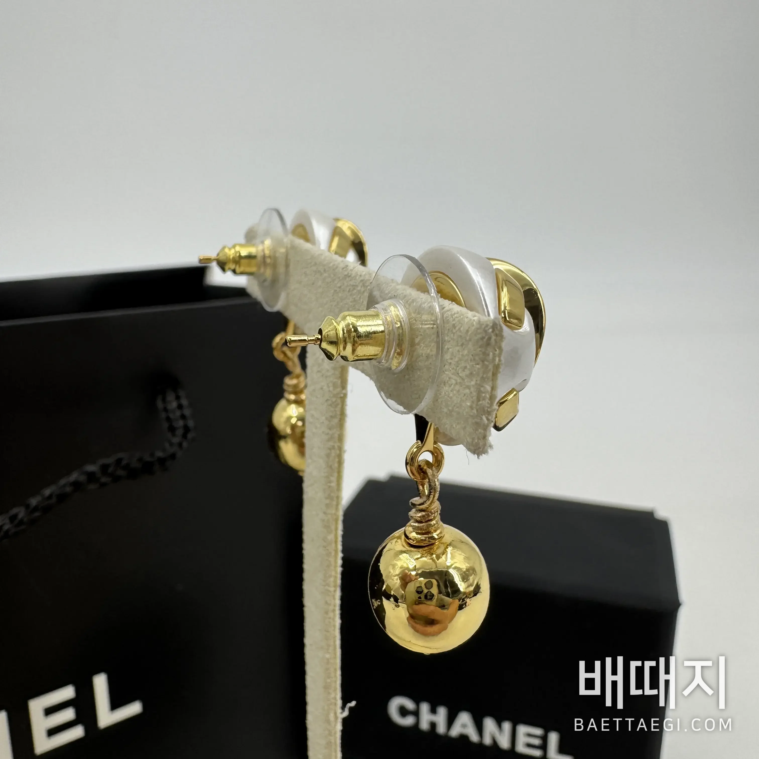 샤넬 3D 더블 C 진주 골드 볼 귀걸이 186948 검수사진 3