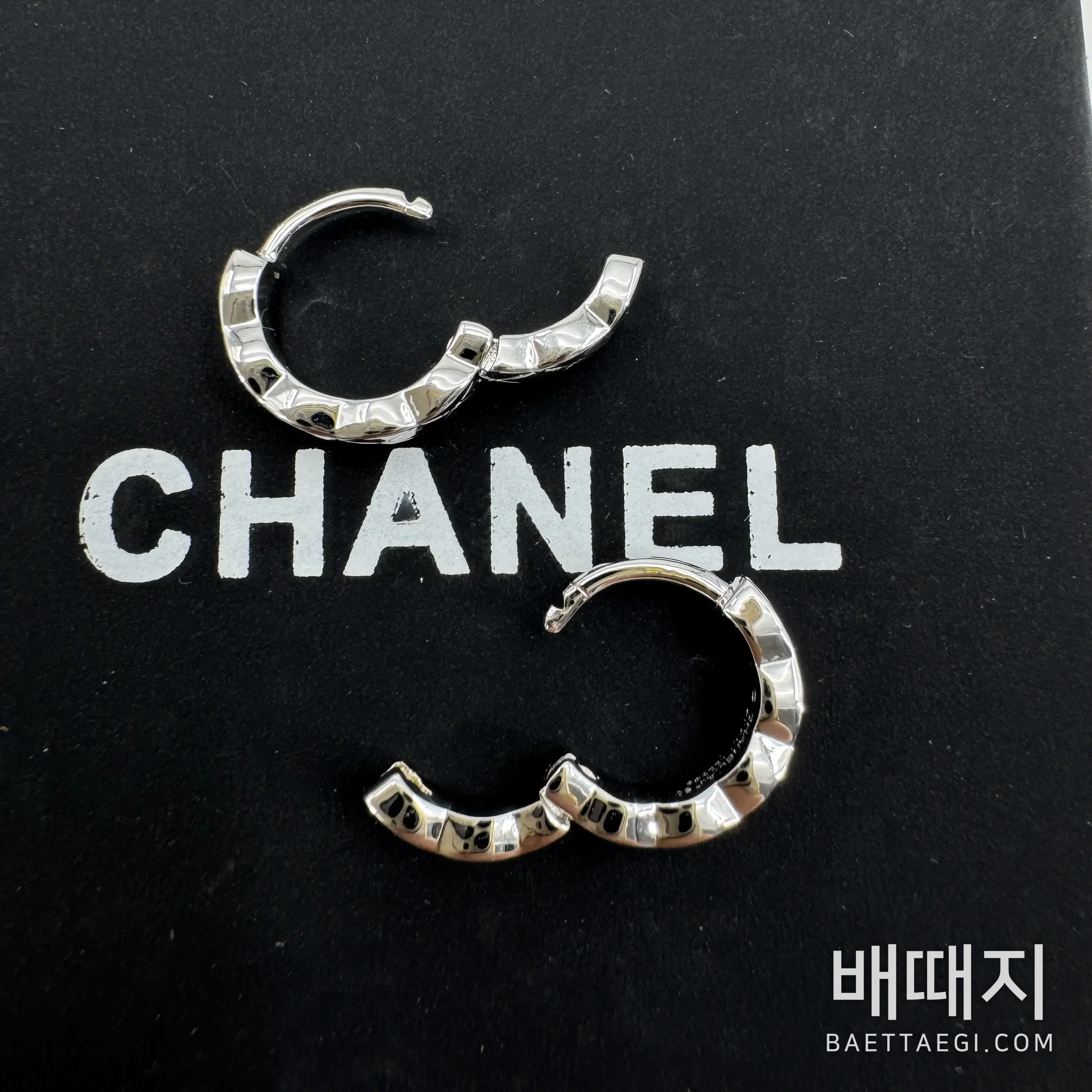 샤넬 코코 크러쉬 싱글 미니 후프 이어링 폭스샵 검수사진 8