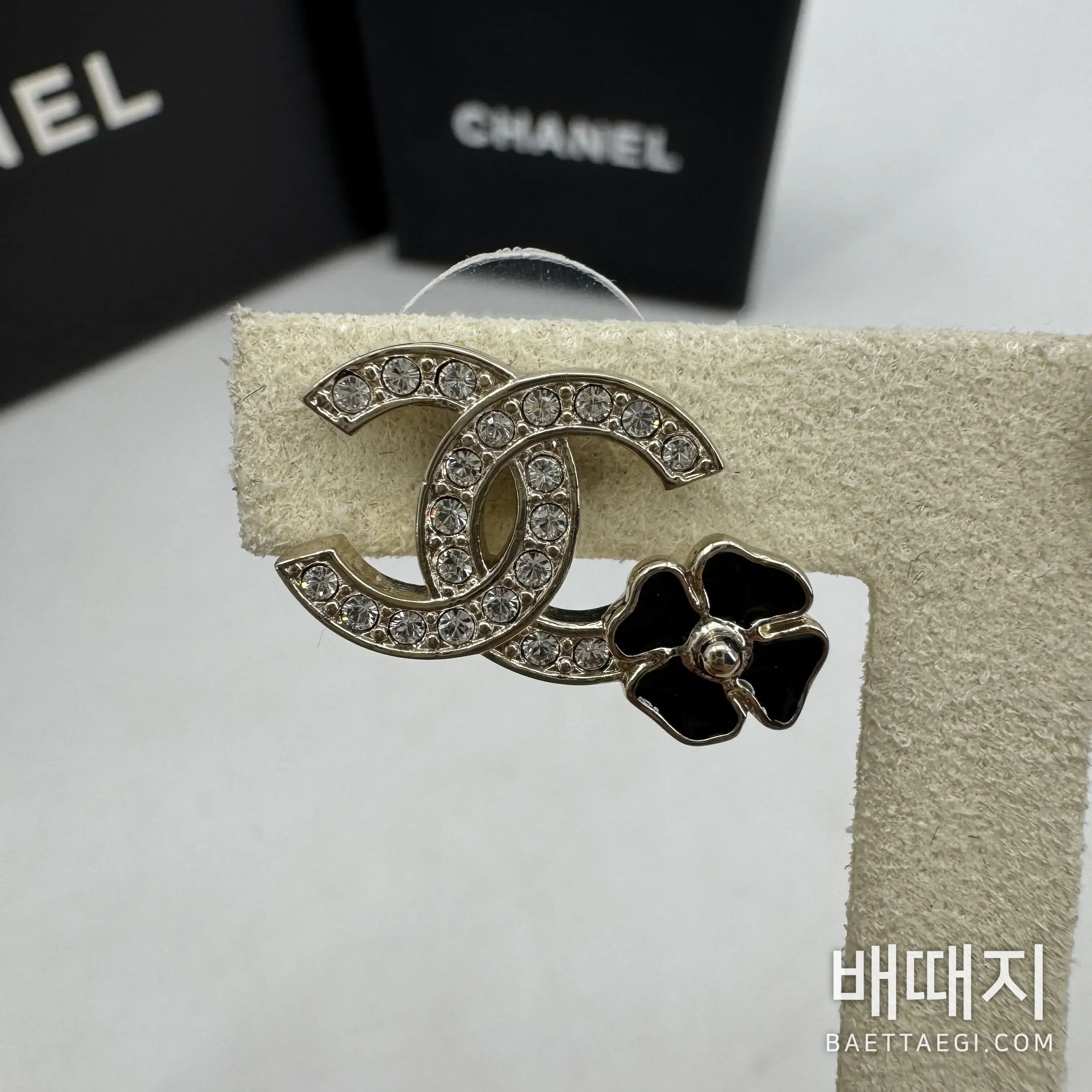 샤넬 더블 C 스와로브스키 크리스탈 카멜리아 귀걸이 178678 검수사진 6