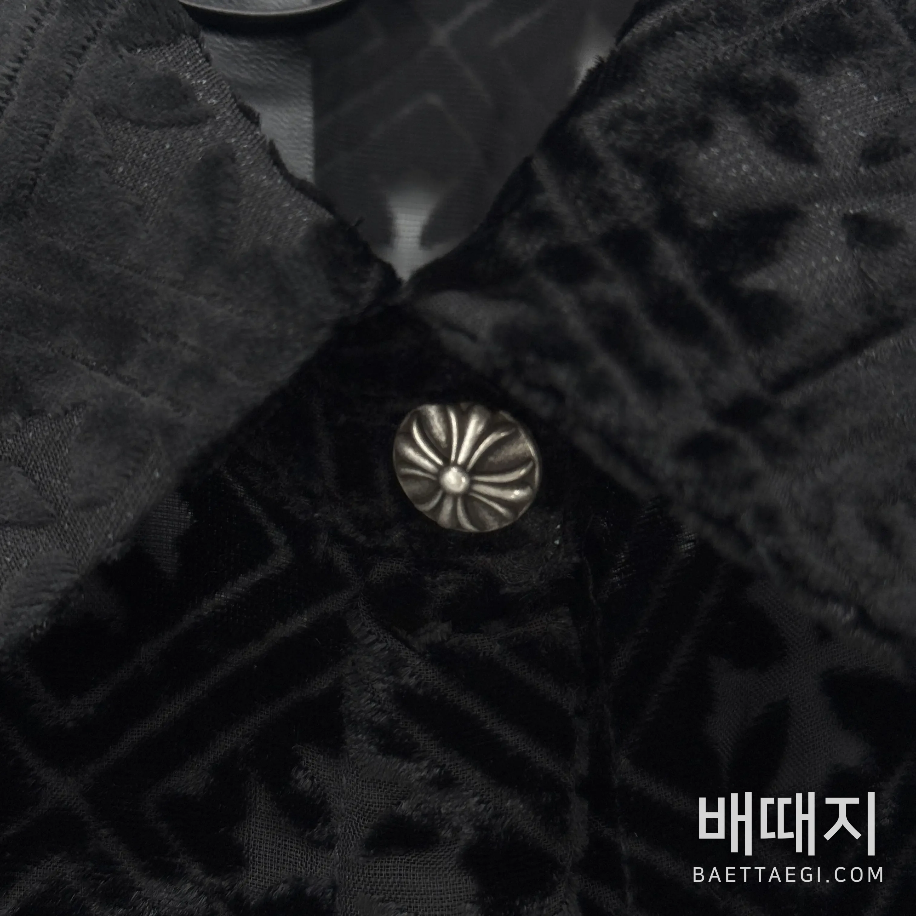 크롬하츠 마할 키타 모노그램 크로스 벨벳 셔츠 156286 검수사진 4