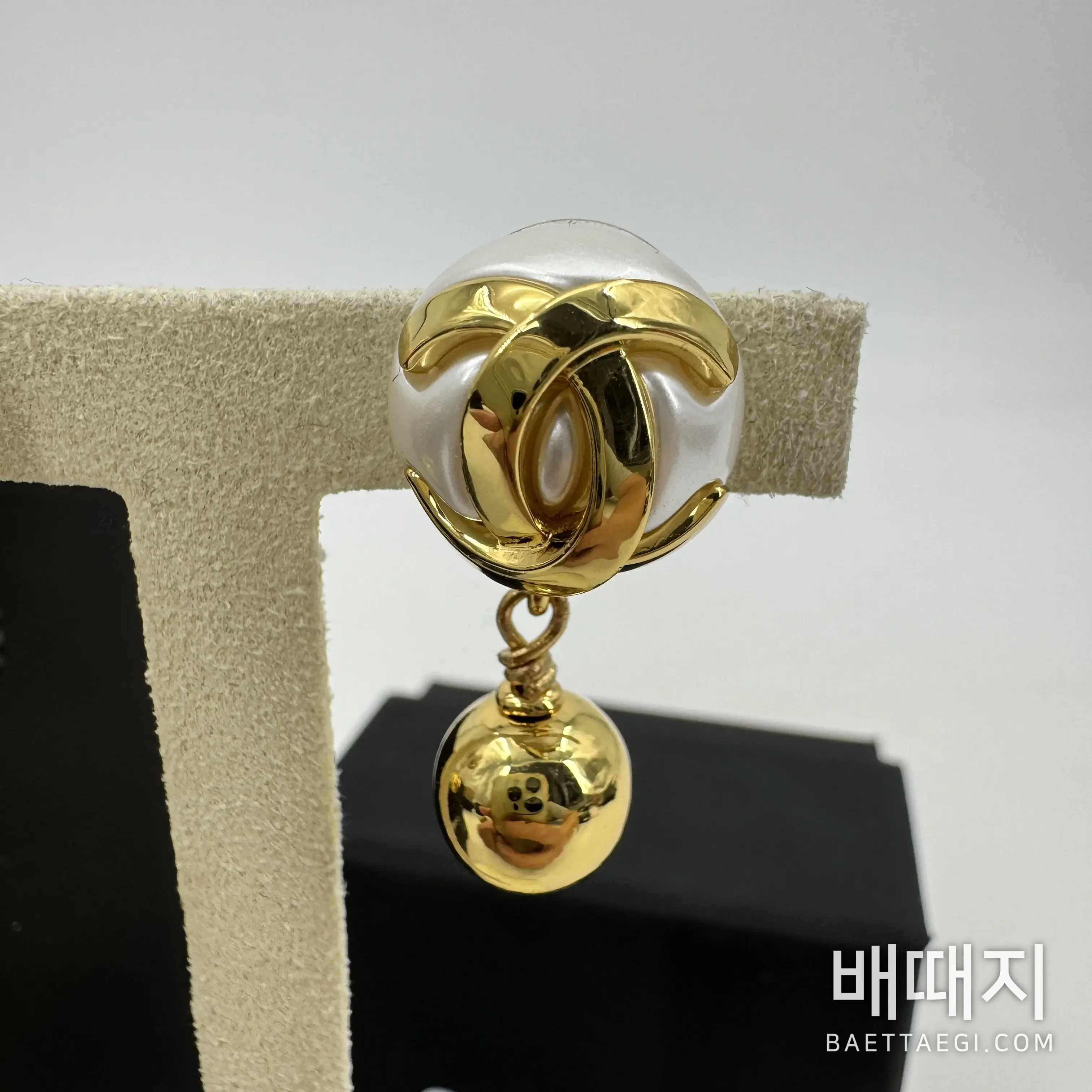 샤넬 3D 더블 C 진주 골드 볼 귀걸이 186948 검수사진 5