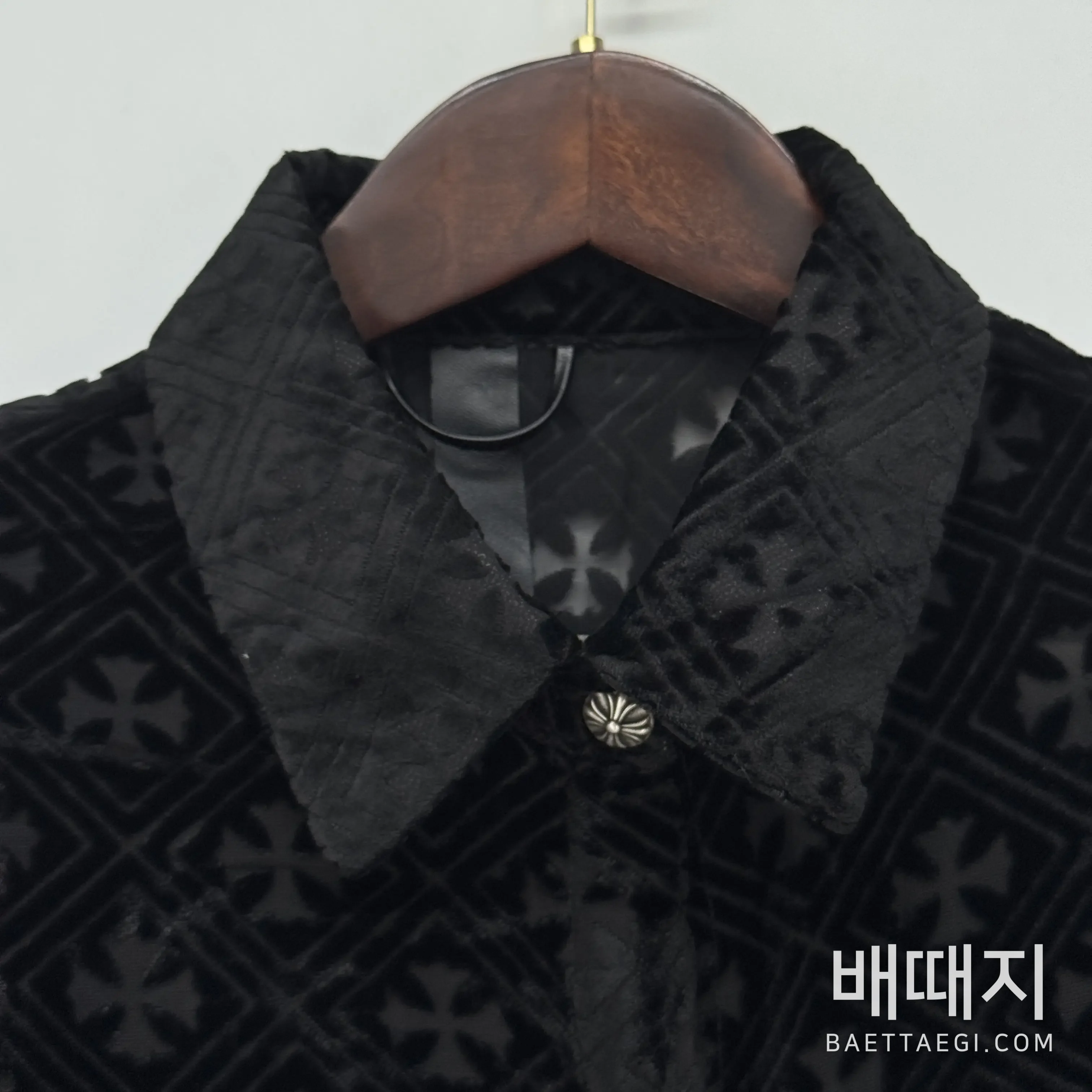 크롬하츠 마할 키타 모노그램 크로스 벨벳 셔츠 156286 검수사진 3