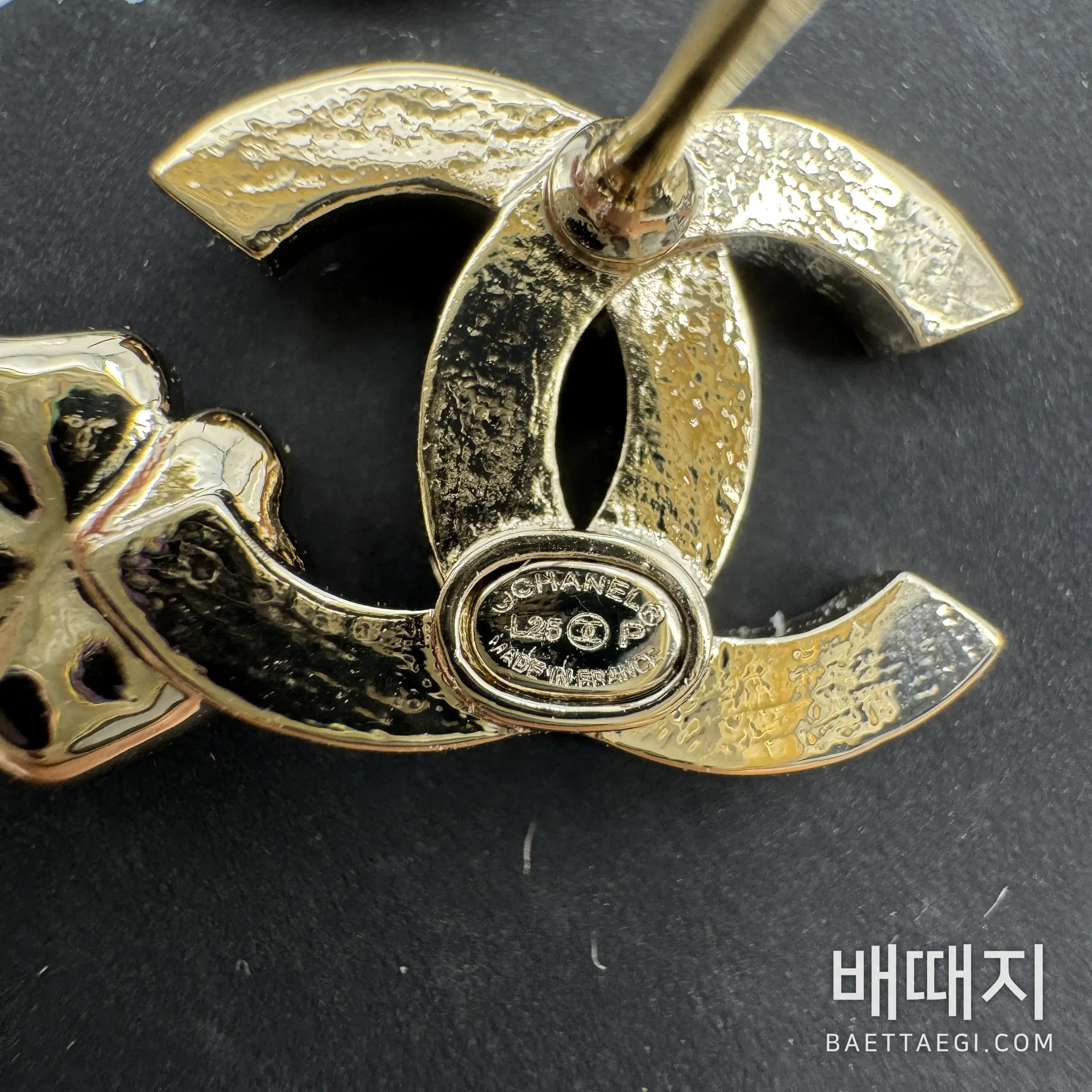 샤넬 더블 C 스와로브스키 크리스탈 카멜리아 귀걸이 검수사진 4