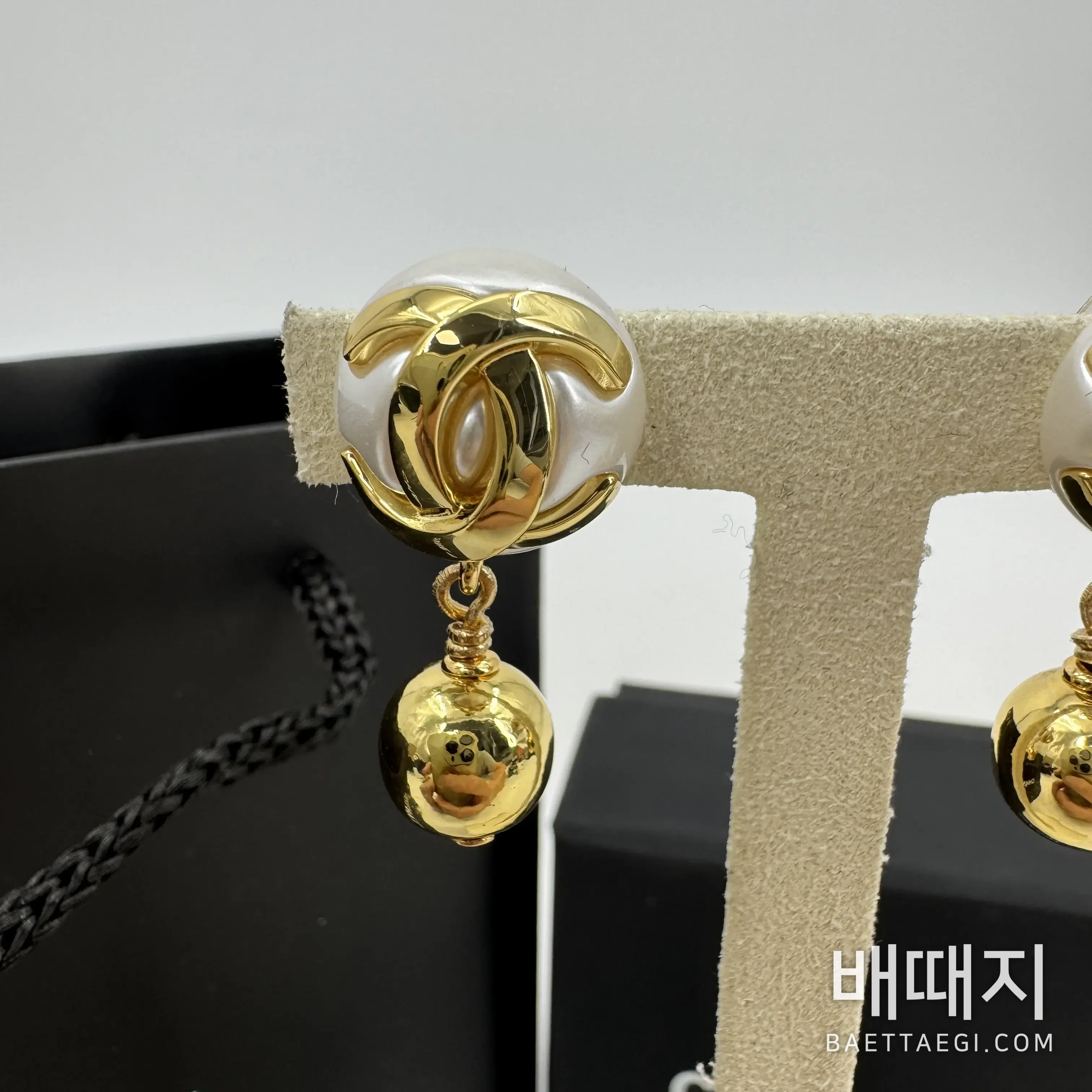 샤넬 3D 더블 C 진주 골드 볼 귀걸이 186948 검수사진 4