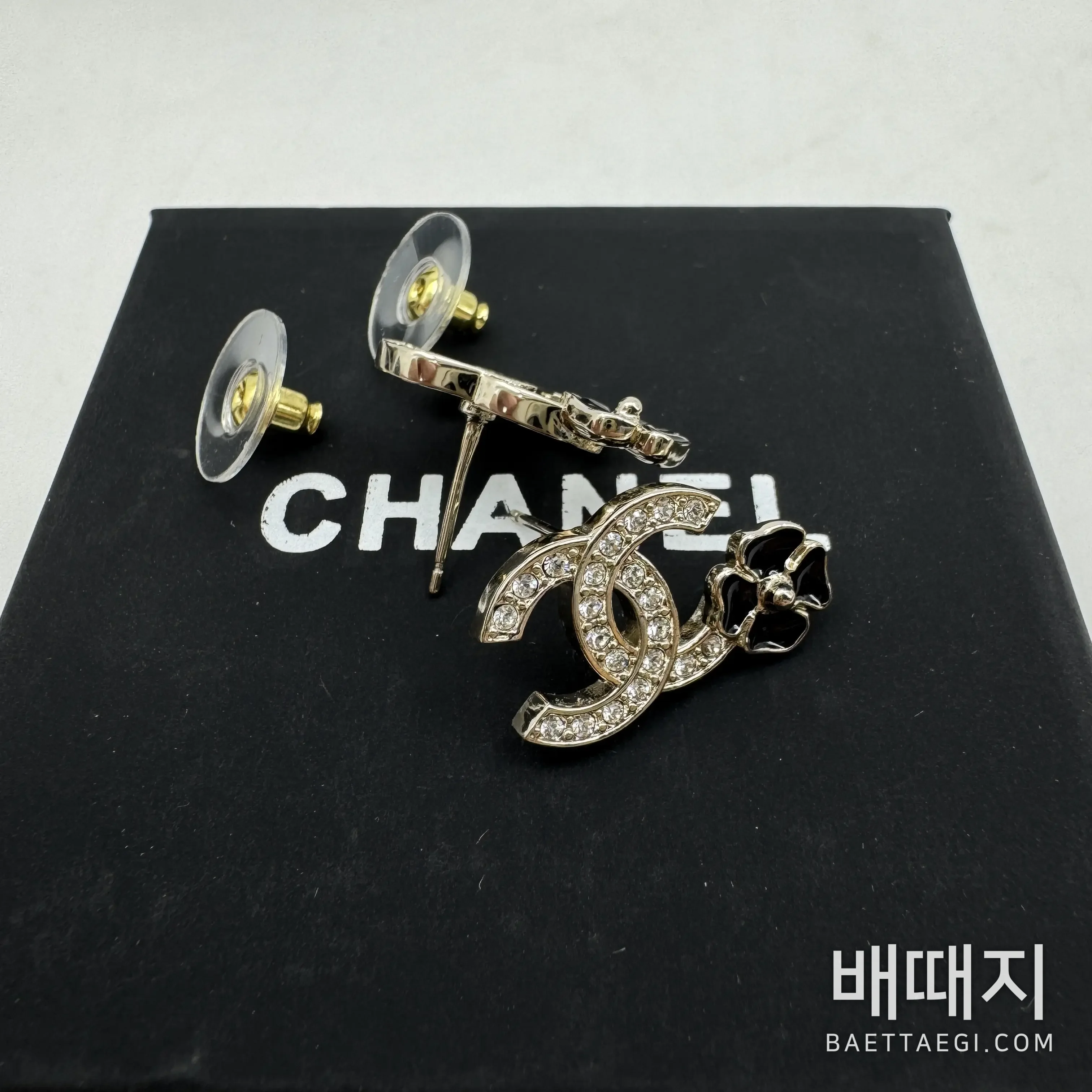 샤넬 더블 C 스와로브스키 크리스탈 카멜리아 귀걸이 178678 검수사진 8