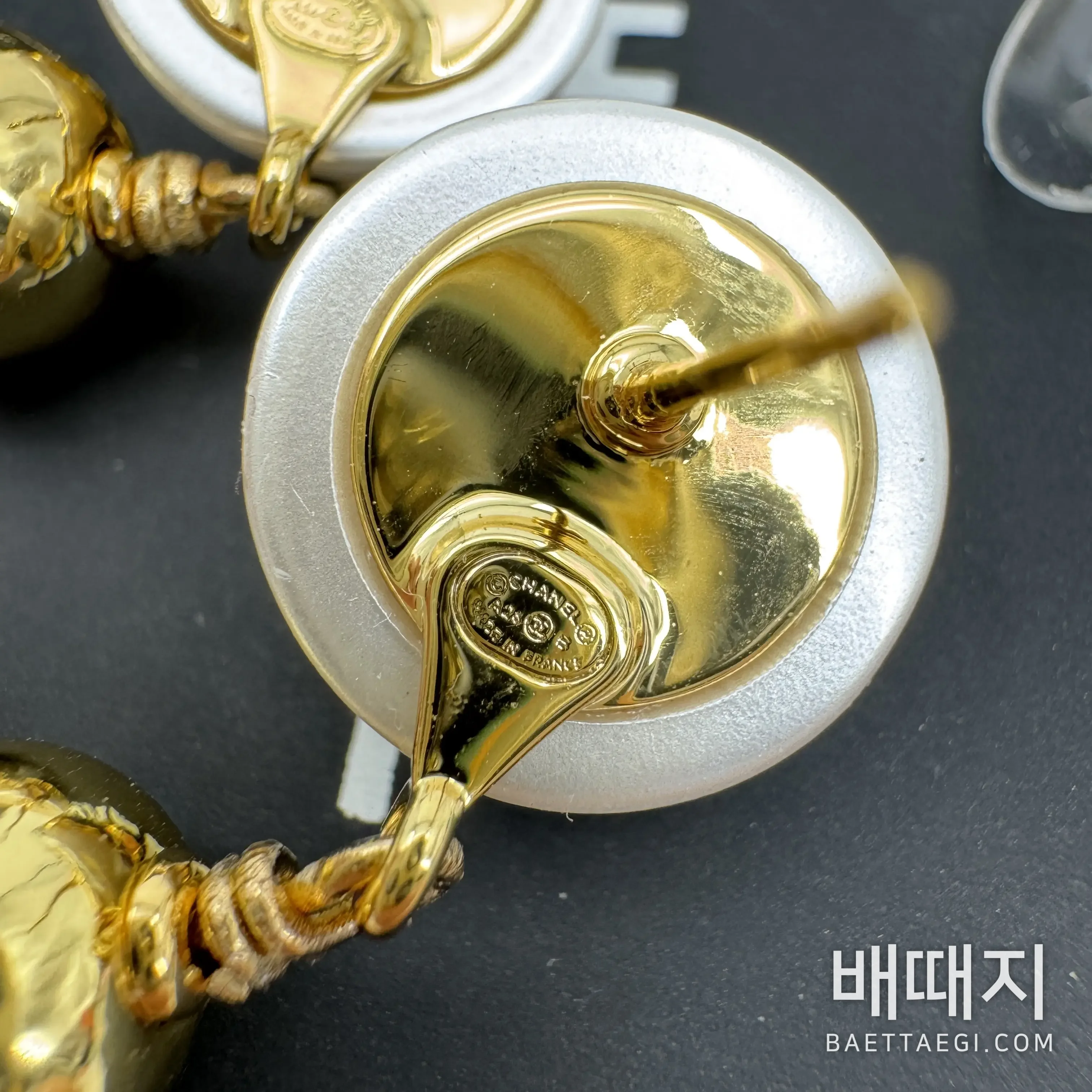 샤넬 3D 더블 C 진주 골드 볼 귀걸이 186948 검수사진 8