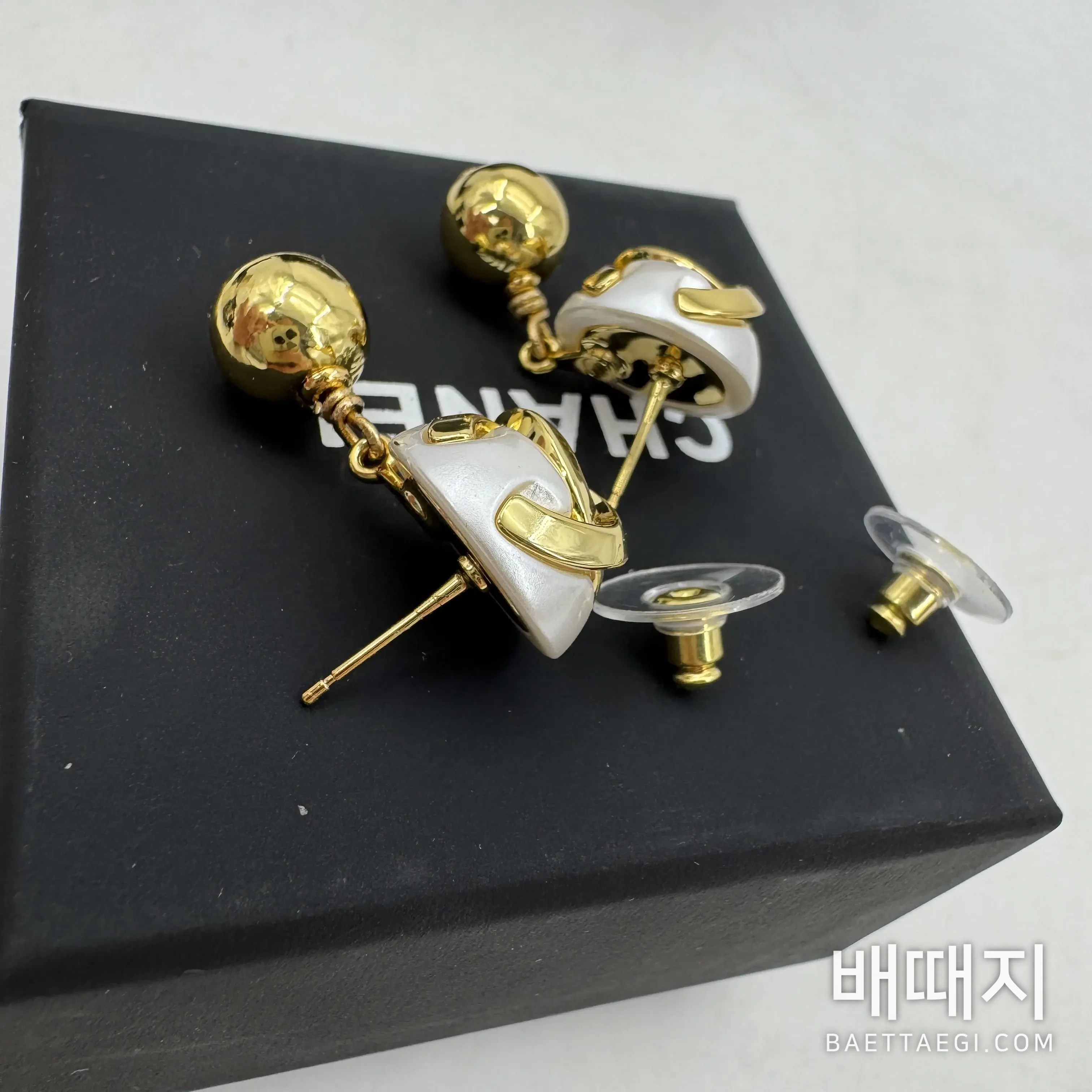 샤넬 3D 더블 C 진주 골드 볼 귀걸이 186948 검수사진 2