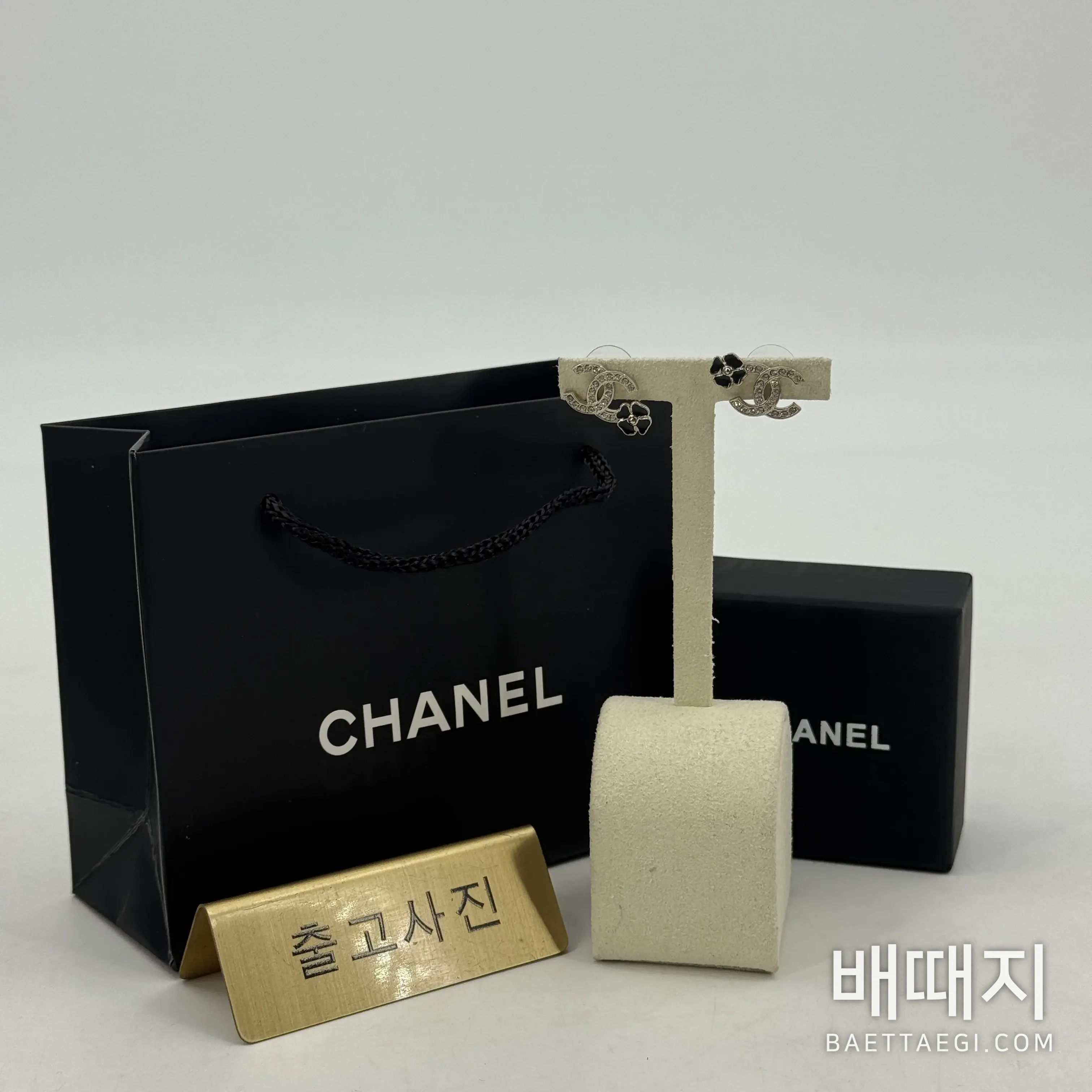 샤넬 더블 C 스와로브스키 크리스탈 카멜리아 귀걸이 검수사진 1