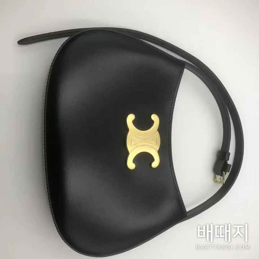 셀린느 베이징 라이프 미디엄 블랙 카프스킨 핸드백 115703