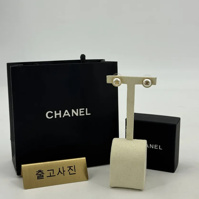 샤넬 더블 C 진주 스터드 귀걸이 178492