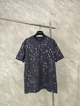 루이비통 2025FW 모노그램 프린트 반팔 티셔츠 1024 Louis Vuitton T Shirt