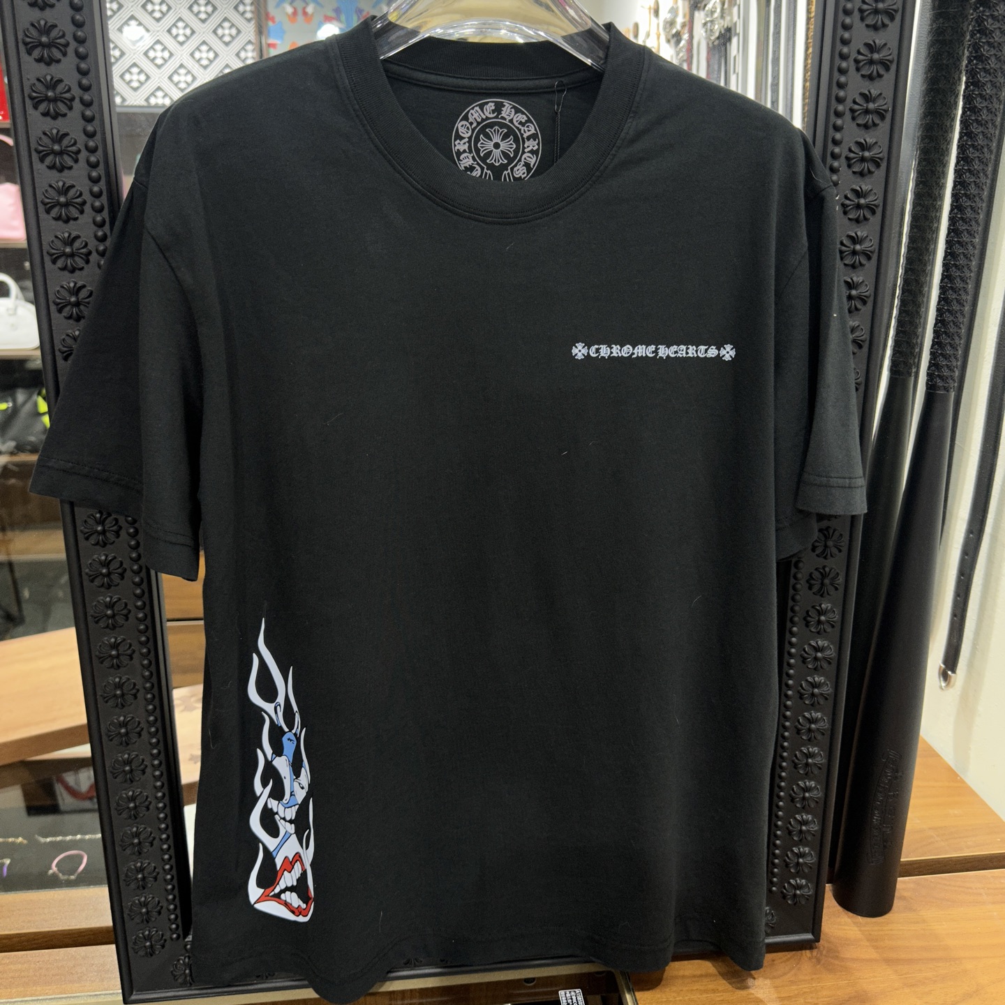 크롬하츠(Chrome Hearts) 신상 반팔/티셔츠 컬렉션: 올해 최신 디자인은 오리지널과 동일합니다. 220g 플리스 소재로 제작되었으며, 프린팅은 완벽하게 재현되었습니다. 세탁 후에도 갈라지거나 색이 바래지 않고 착용감이 매우 편안합니다. 모든 태그가 포함되어 있어 시중의 다른 제품과 확실하게 구분됩니다. 블랙과 화이트 두 가지 색상으로 출시되었으며, 사이즈는 S, M, L, XL입니다. 10246 T Shirt