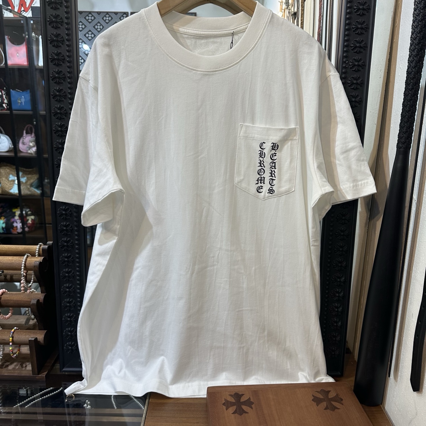크롬하츠(Chrome Hearts) 신상 반팔 티셔츠 컬렉션: 올해 새롭게 출시된 제품으로, 기존 디자인과 동일합니다. 220g 플리스 소재로 제작되었으며, 프린팅은 완벽하게 재현되었습니다. 세탁 후에도 갈라지거나 색이 바래지 않고, 착용감이 매우 편안합니다. 세 가지 라벨이 모두 부착되어 있어 시중의 다른 제품과 쉽게 구별할 수 있습니다. 블랙과 화이트 두 가지 색상으로 출시되었으며, 사이즈는 S, M, L, XL이 있습니다. 10254 T Shirt