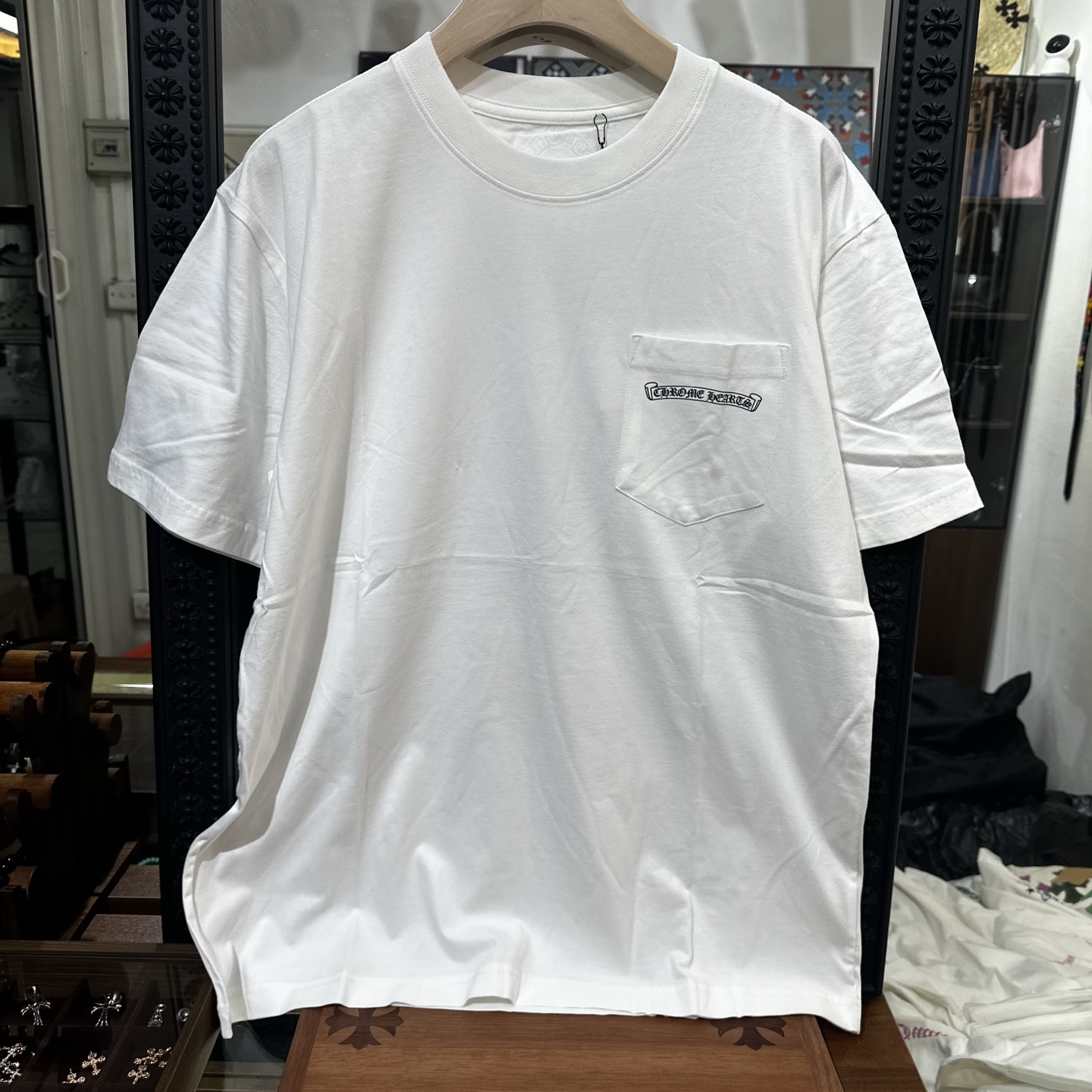 크롬하츠(Chrome Hearts) 신상 반팔 티셔츠 컬렉션: 올해 새롭게 출시된 제품으로, 기존 디자인과 동일합니다. 220g 플리스 소재로 제작되었으며, 프린팅은 완벽하게 재현되었습니다. 세탁 후에도 갈라지거나 색이 바래지 않고, 착용감이 매우 편안합니다. 세 가지 라벨이 모두 부착되어 있어 시중의 다른 제품과 쉽게 구별할 수 있습니다. 블랙과 화이트 두 가지 색상으로 출시되었으며, 사이즈는 S, M, L, XL이 있습니다. 10269 T Shirt