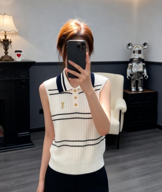 생로랑 레터 자수 스트라이프 카라 크롭 반팔 니트베스트 103299