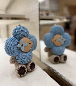 루이비통 비비안 해바라기 인형 키체인 참 키링 117816 Louis Vuitton Accessories