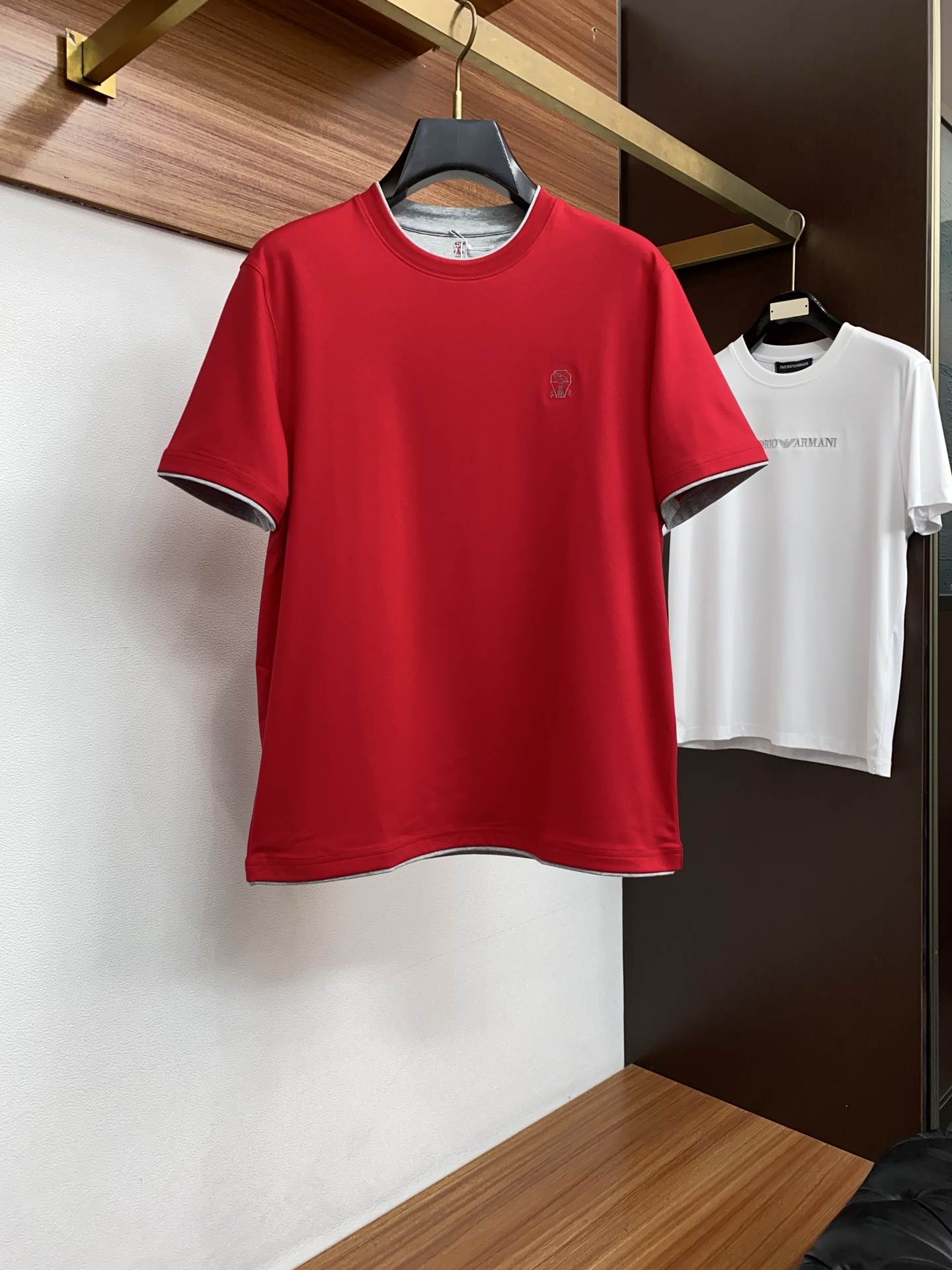 브루넬로쿠치넬리 정사이즈 M-3XL 26SS 초봄 반팔 티셔츠는 부드럽고 피부에 자극이 적은 100% 면 소재로 제작되어 편안한 데일리룩을 연출하기에 좋습니다. 심플하면서도 스타일리시한 디자인에 로고 디테일이 더해져 캐주얼하면서도 세련된 모던 어반룩을 완성합니다. 심플한 크루넥은 다양한 얼굴형에 잘 어울려 세련된 남성복 필수 아이템입니다. 사이즈: M-3XL 1718 Brunello Cucinelli T Shirt