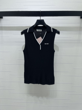 미우미우 여성 2026SS 로고 자수 브이넥 카라 반팔 티셔츠 레플리카 18850 Miu Miu Women T Shirt