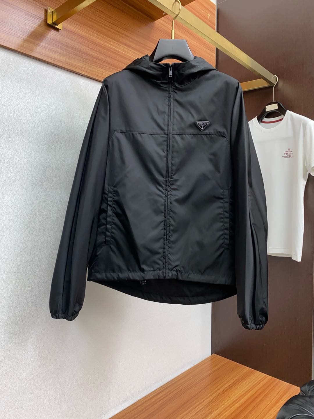 프라다 2025FW 남성 후드 재킷 P310은 캐주얼한 데일리룩에 제격입니다! 몸매를 아름답게 드러내주는 이 재킷은 자카드 원단으로 제작되어 패셔너블한 감각과 새로운 도시 비즈니스 캐주얼 콘셉트를 완벽하게 조화시킵니다. 이탈리아 특유의 세련미와 아웃도어 기능성을 결합하여 독창적이고 스타일리시한 아이템을 완성했습니다. 미니멀한 실루엣에 개성 넘치는 디테일이 더해져 전체적인 룩을 더욱 돋보이게 합니다. 비즈니스 캐주얼 옷장에 어떤 자리에도 어울리는 활용도 높은 아이템입니다! 흔치 않은 희소성! 사이즈 48-56 (주문 시 키와 몸무게를 알려주세요) 19273 Prada