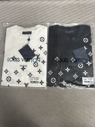 루이비통 2026SS 로고 자수 프린트 반팔 티셔츠 남성 1996 Louis Vuitton T Shirt