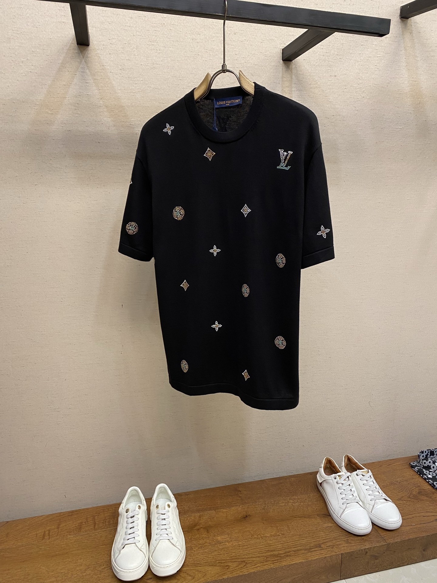 루이비통 26ss 레터링 플로럴 라인스톤 니트 반팔 티셔츠 23468 Louis Vuitton T Shirt