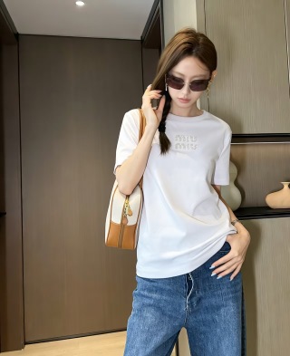 미우미우 여성 로고 자수 크루넥 반팔 티셔츠 레플리카 24890 Miu Miu Women T Shirt