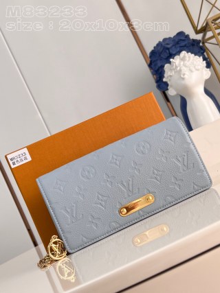?신상품 M83233浅蓝color 這款Wallet On Chain Lily以모노그램 Empreinte의 柔軟粒皮革製成, 소형의 翻蓋袋款採 용 라인 條利落의 긴 형형의 設計及結合低調 復復倭革製, 20.7 x 10.2 x 3.5 厘米 (길이 x 고도 x 속도) ?650 Louis Vuitton Bag