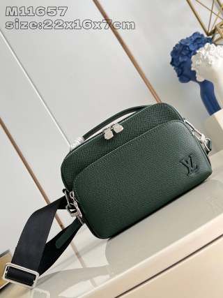 ?신제품 M11657绿 這款小巧的Avenue郵差包以Taïga牛皮製造，為公事包增添獨特個性. ×16.0×7.5厘米(长x高x宽) ?720 Louis Vuitton Bag