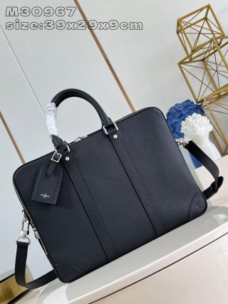 루이비통 M30967 블랙 보야지 라지 브리프케이스. 타이가 가죽으로 제작된 이 Louis Vuitton Bag