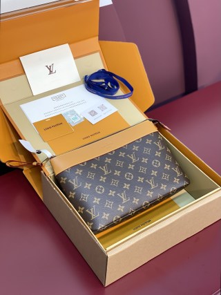 코팅 캔버스 소재에 밝은 색상의 소가죽 트리밍이 더해진 포쉐트 보야지 수플 클러치 백. Louis Vuitton Bag