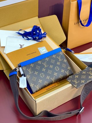 상세 특징: 18.5 x 11 x 6.5cm. ?550 Louis Vuitton Bag