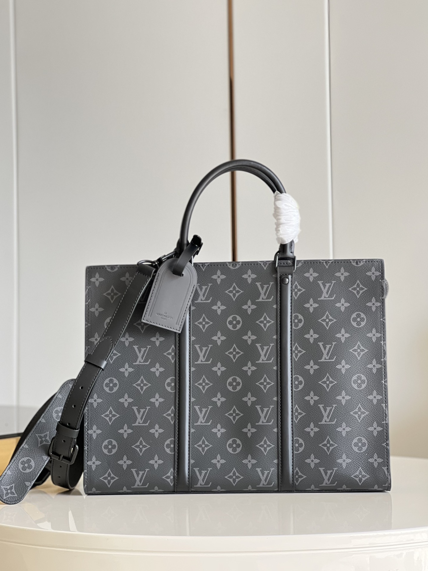 루이비통 M45265 이 서류 가방은 모노그램 이클립스 캔버스와 가죽으로 Louis Vuitton Bag
