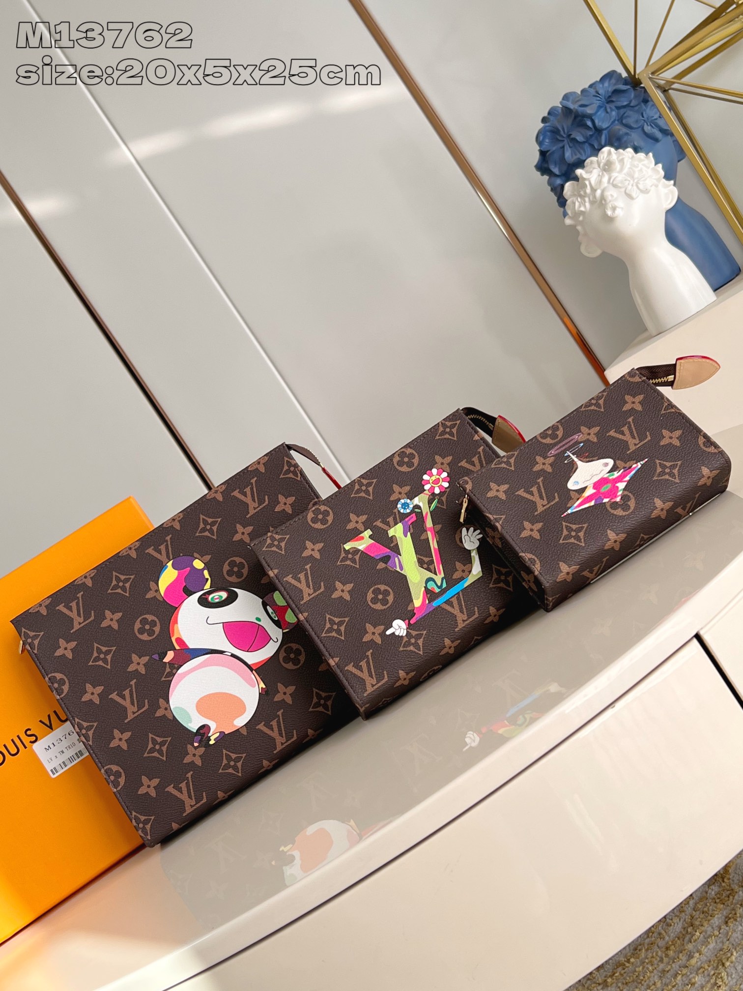 루이비통 M13762 트리오 토일렛 백은 루이비통 x 다카시 무라카미 리이슈 모노그램 Louis Vuitton Bag