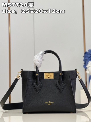루이비통 M21546 On My Side 手挽袋以小牛皮製作 ，可拆式肩帶並設有金 color搭扣，令手袋更顯鮮明 Louis Vuitton Bag