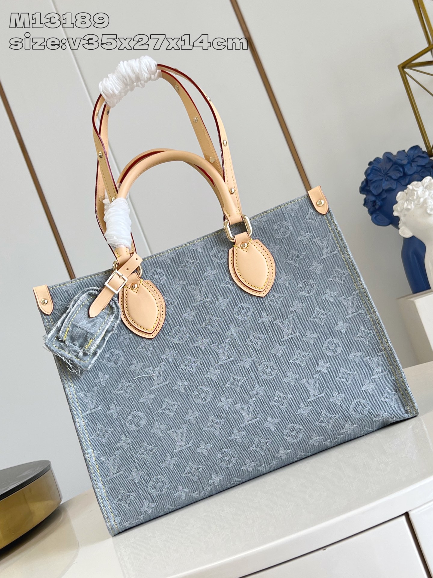?신제품 M13189는 2005년에 출시된 Monogram Denim에서 판매되고 있습니다. OnTheGo MM수납상凱旋回歸。35 x 27 x 14 厘米(길이 x 높이 x 길이)?880 Louis Vuitton Bag