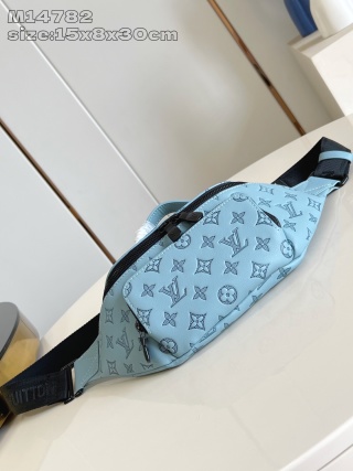 루이비통 M14782 러쉬 웨이스트 백은 모노그램 섀도우 엠보싱 처리된 무광 Louis Vuitton Bag