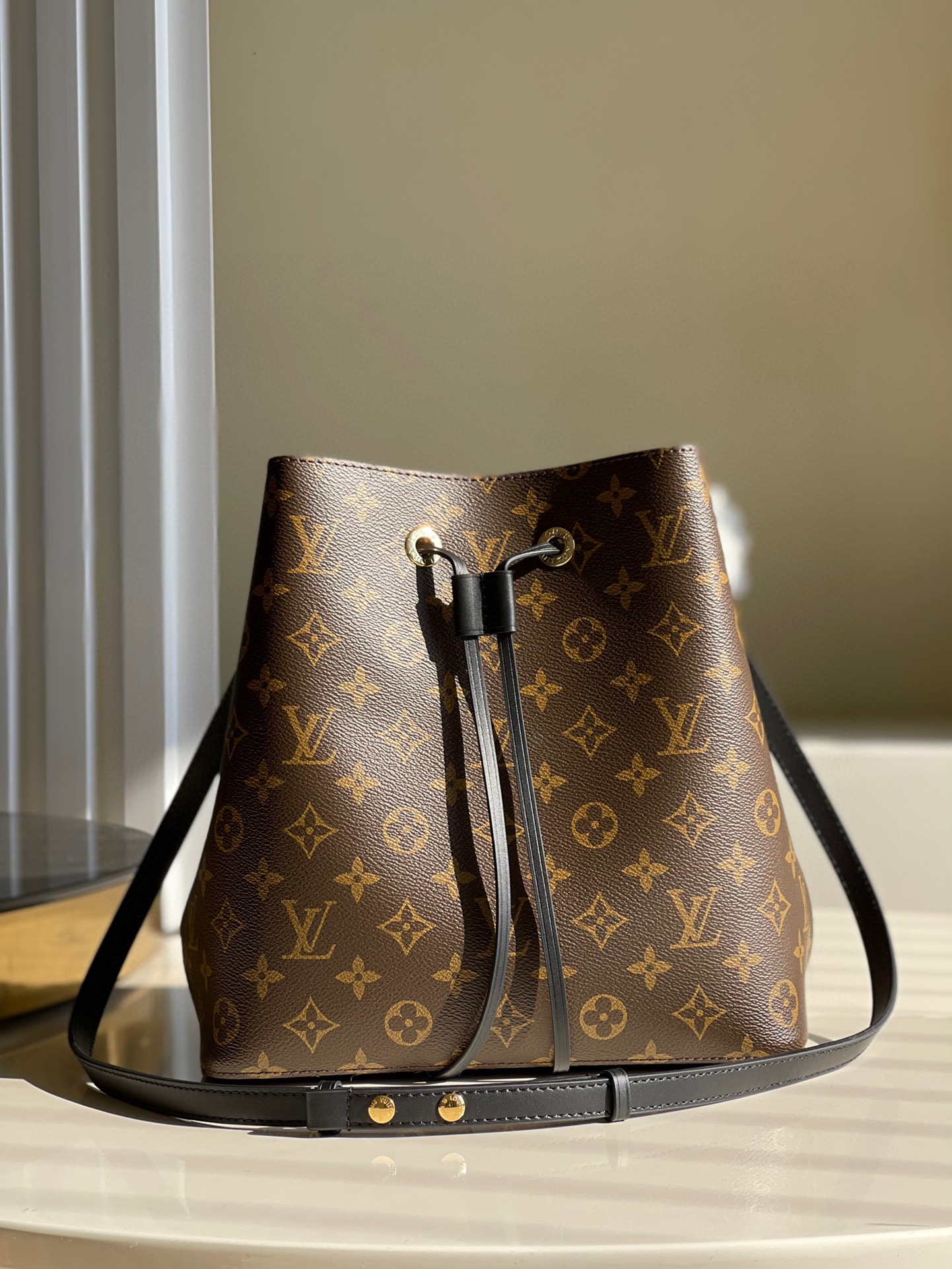 ? M44020黑色 NéoNoé 水桶包。Monogram 帆布勾勒柔和线条，搭配彩色皮革饰边与同色多层粘合内衬。尺寸：26 x 26 x 17.5cm ?680 Louis Vuitton Bag
