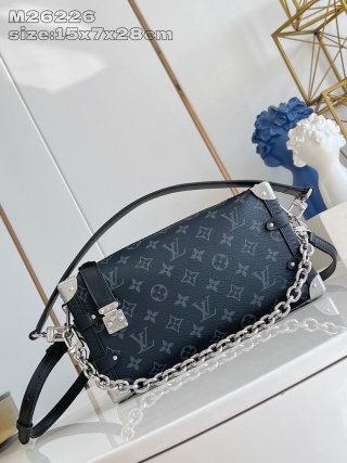 루이비통 M26226 사이드 트렁크 시리즈가 모노그램 이클립스 캔버스로 제작된 Louis Vuitton Bag
