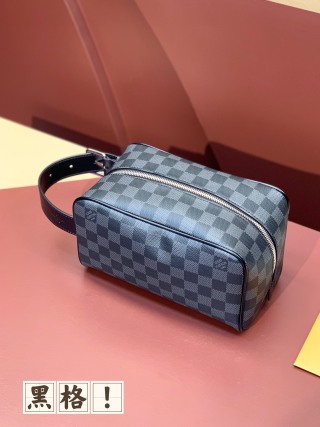 루이비통 M83112 黑格化妆包 Locker Dopp Kit 設計尺寸小巧卻容敞，足以存放所有必需품 450 Louis Vuitton Bag