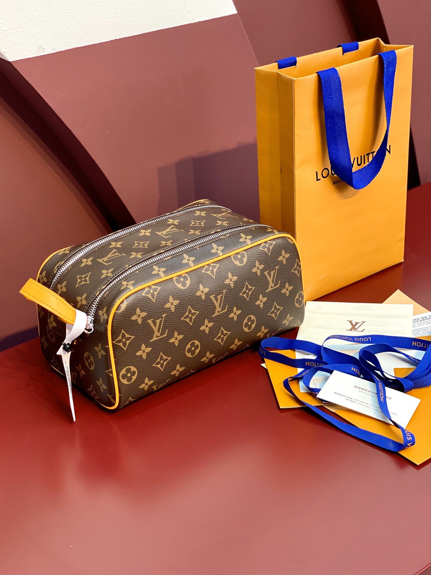 ?M12641黄color 這款Dopp Kit 梳洗包以細緻粒面 Taurillon Monogram皮革製造，以優雅的方式攜帶梳洗용품及其他個人粒保。尺寸：28 x 15 x 16.5 厘米。?450 Louis Vuitton Bag