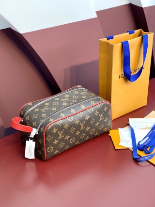 ?M12641红color 這款Dopp Kit 梳洗包以細緻粒面 Taurillon Monogram皮革製造，以優雅的方式攜帶梳洗용품及其他個人粒保。尺寸：28 x 15 x 16.5 厘米。?450 Louis Vuitton Bag