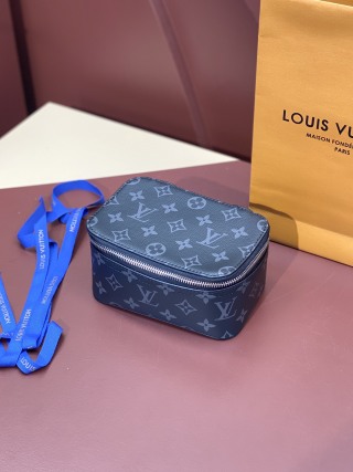 루이비통 M43688 블랙 플로럴 스몰 패킹 큐브! 이 작은 파우치는 Louis Vuitton Bag