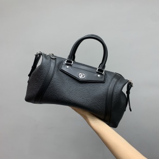루이비통 로메가 미디엄 모터사이클 가방 M14700 38609