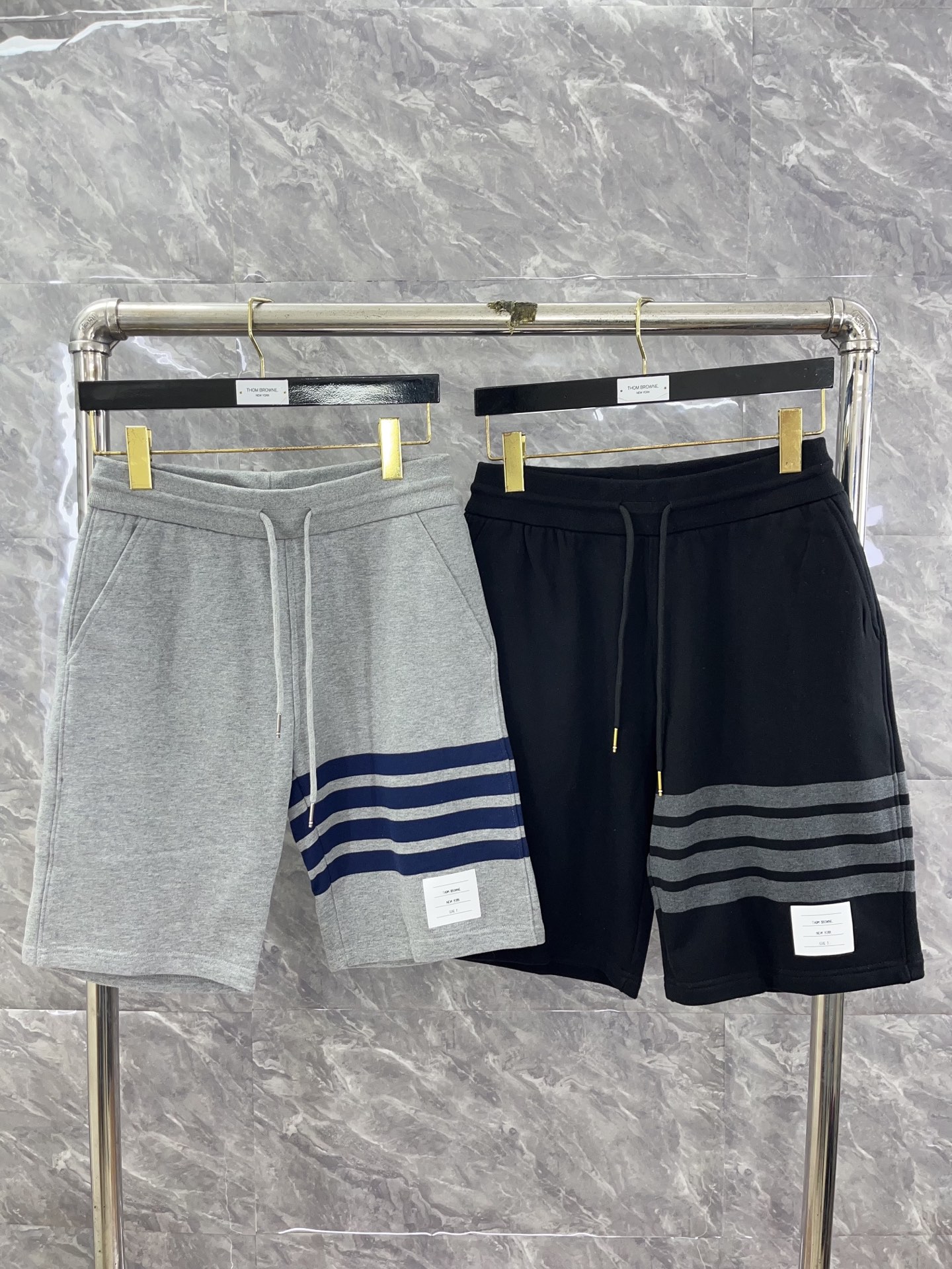 톰브라운 25ss  컬러웨이 사선 스트라이프 반바지 40398 Thom Browne Shorts
