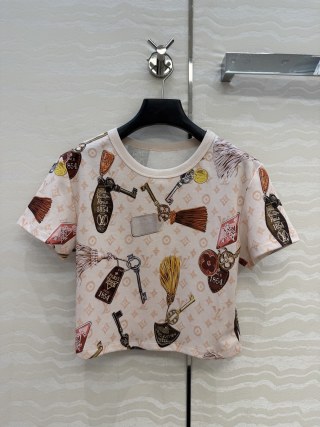 루이비통 여성 2026SS 프린트 크롭 코튼 반팔 티셔츠 레플리카 41482 Louis Vuitton Women T Shirt