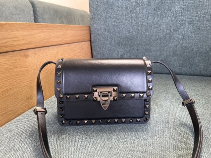 발렌티노 가라바니 락스터드 카프스킨 크로스백 레플리카 Valentino Bag