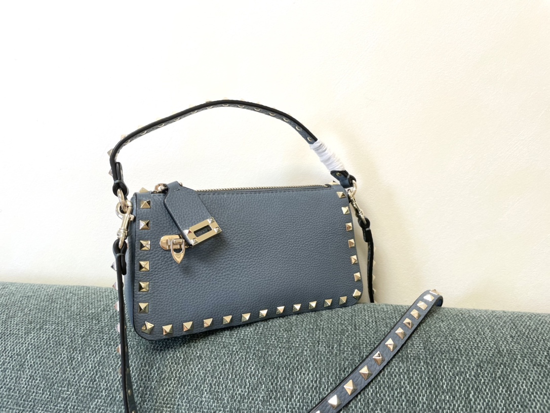 발렌티노 가라바니 락스터드0 카프스킨 19x13x7cm 크로스백 레플리카 Valentino Bag